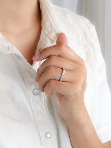 Bague 53 Alliance vintage sertie étoile en or blanc 18 carats et diamants 58 Facettes 1145.2