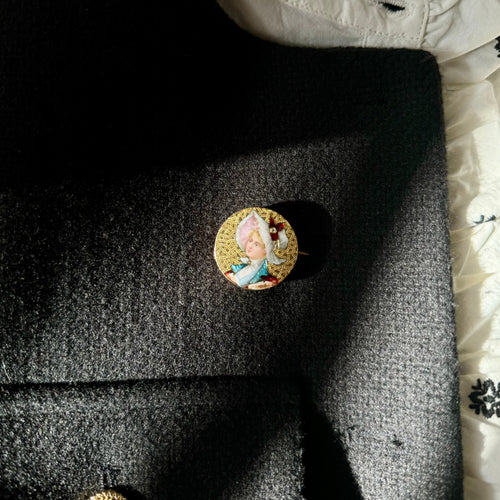 Broche Broche femme au chapeau en or jaune 18K, émail et diamants 58 Facettes REF24024-188