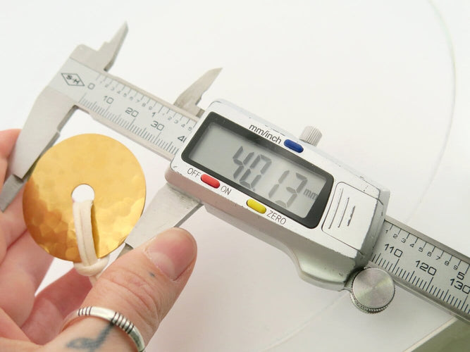 Collier Dinh Van - Collier pendentif Pi 40 mm en or jaune 24k martelé 58 Facettes 271154