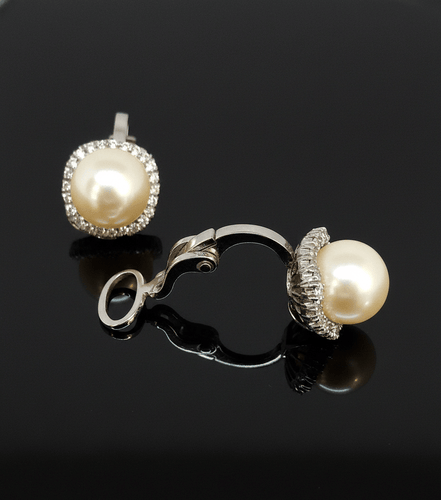 Boucles d'oreilles Boucles d’oreilles en or blanc avec perles et diamants 58 Facettes