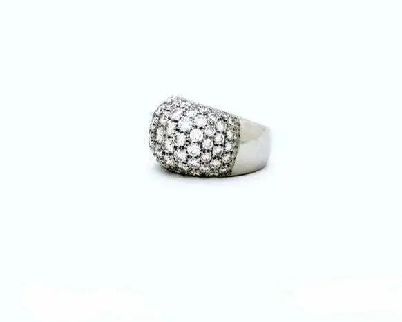 Bague Bague en or blanc sertie de diamants pavés (2,80 ct). 58 Facettes 8921