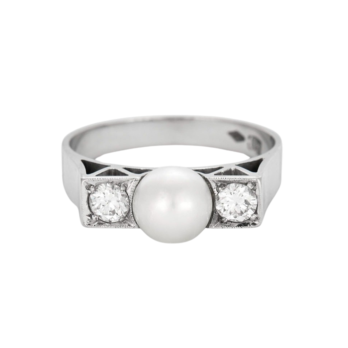 Ring in white gold, diamonds and cultured pearl