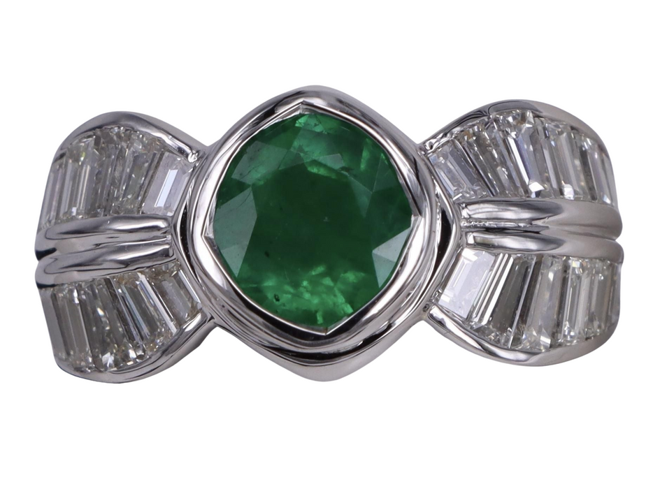 Witgouden ring van smaragd en stokbrooddiamant