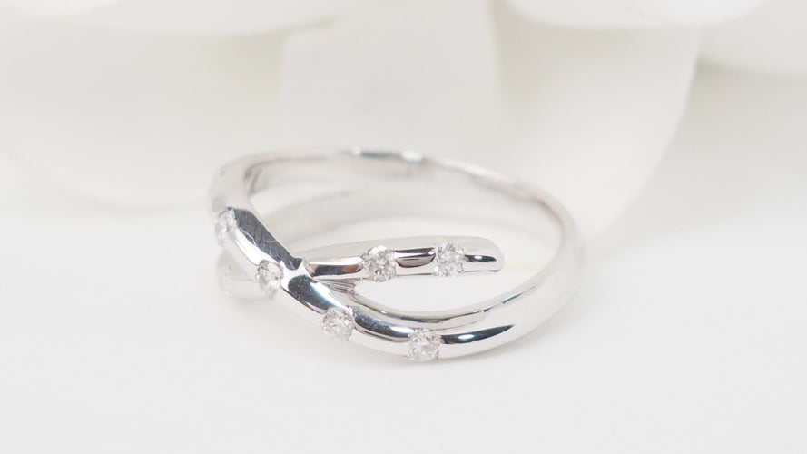 Bague 50 Bague croisée en or blanc 18 ct et diamants 58 Facettes 30472