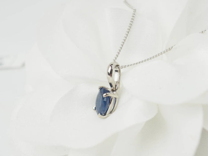 Collier Collier solitaire en or blanc 18 kt et saphir ovale 58 Facettes 19367