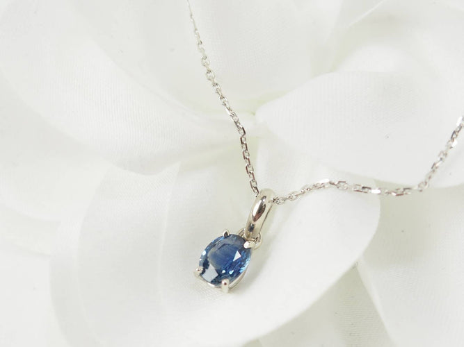 Collier Collier solitaire en or blanc 18 kt avec saphir ovale 58 Facettes CLAL