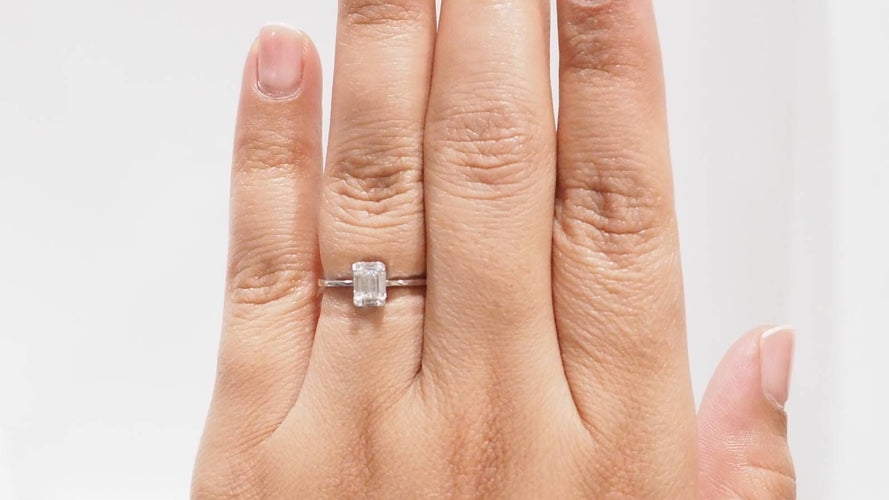 Bague 53.5 Bague solitaire en or gris 18 kt et diamants taille baguette 58 Facettes 32845