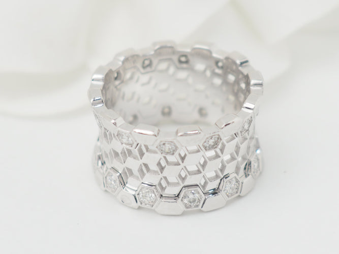 Bague 50 INEDT Op'art - Bague ajourée en or blanc 18 ct et diamants 58 Facettes 33437