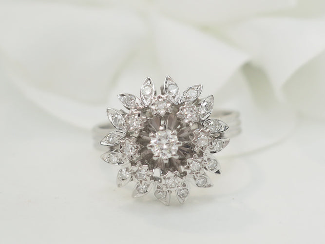 Bague 54 Bague fleur en or blanc 18 ct et diamants 58 Facettes 33233