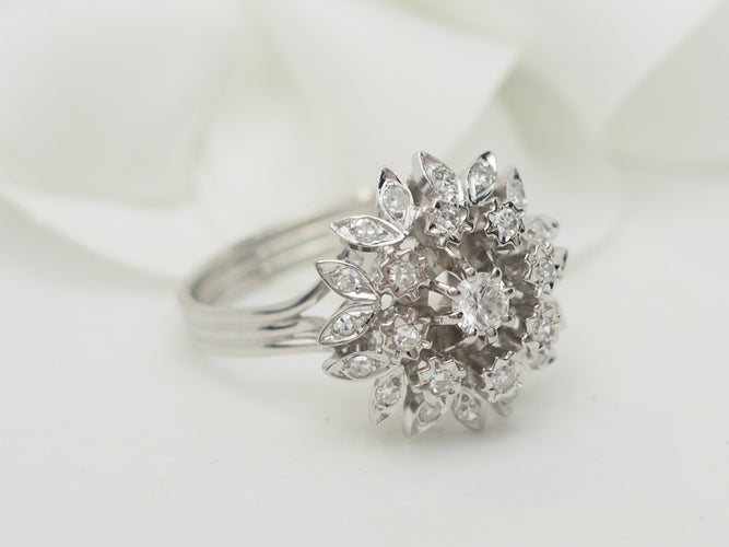 Bague 54 Bague fleur en or blanc 18 ct et diamants 58 Facettes 33233