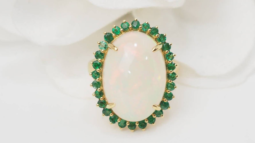 Bague 54 Bague ovale en or jaune 18 kt avec opale cabochon et émeraudes 58 Facettes 32639