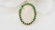 Bague 54 Bague ovale en or jaune 18 kt avec opale cabochon et émeraudes 58 Facettes 32639