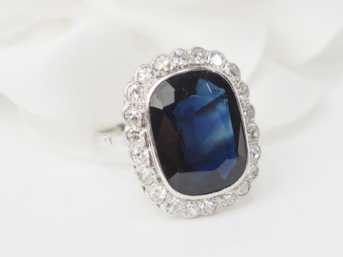 Bague 59 Bague Pompadour en or blanc 18 ct, saphir ovale et diamants 58 Facettes 33307