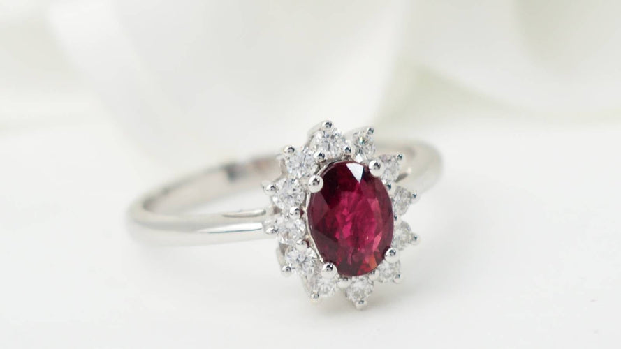 Bague 54 Bague marguerite en or blanc 18 kt, rubis et diamants 58 Facettes 32945