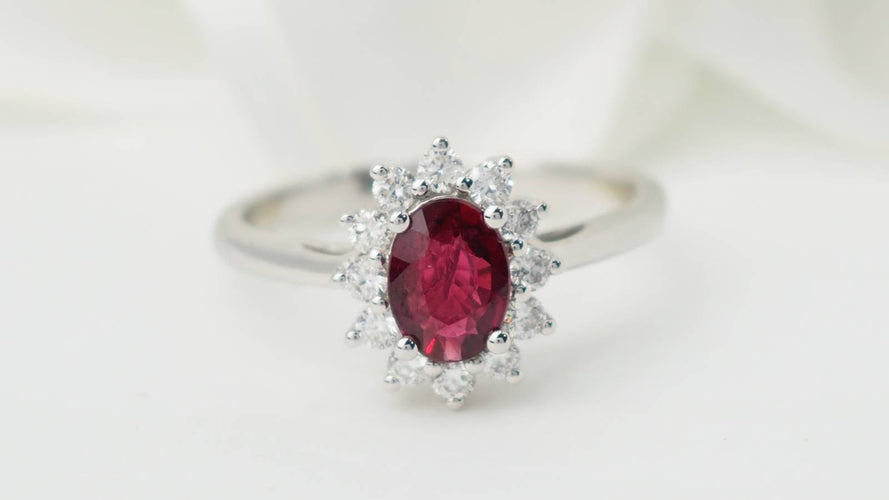 Bague 54 Bague marguerite en or blanc 18 kt, rubis et diamants 58 Facettes 32945
