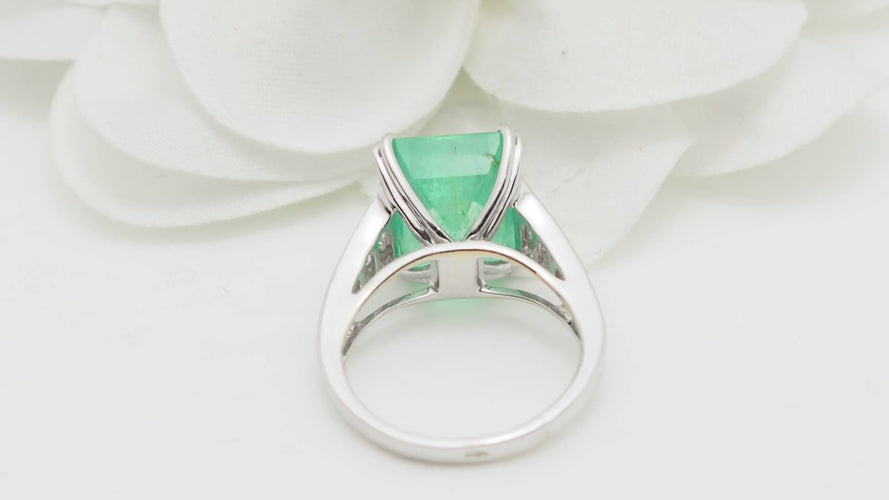 Bague 54 Bague en or blanc 18 ct avec émeraude de Colombie 7 ct et diamants 58 Facettes 32632