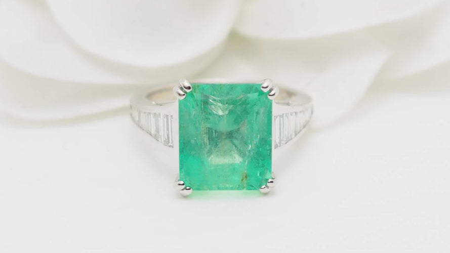 Bague 54 Bague en or blanc 18 ct avec émeraude de Colombie 7 ct et diamants 58 Facettes 32632