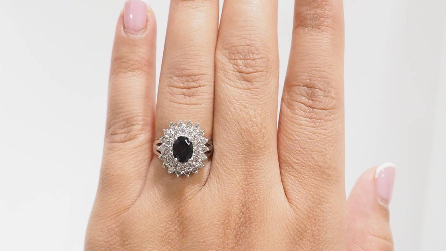 Bague 54 Bague entourage en or blanc 18 ct, saphir ovale et diamants 58 Facettes 32968