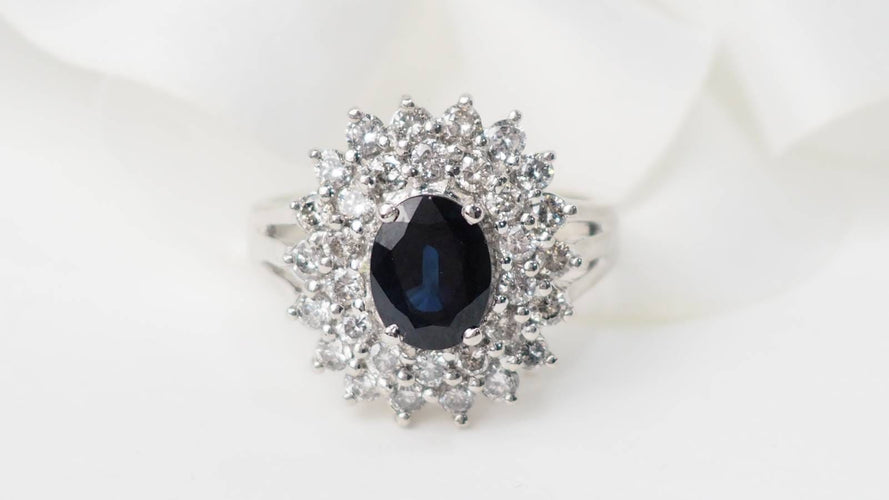 Bague 54 Bague entourage en or blanc 18 ct, saphir ovale et diamants 58 Facettes 32968