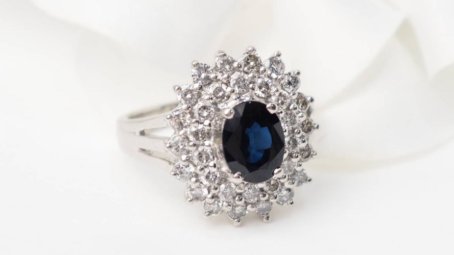 Bague 54 Bague entourage en or blanc 18 ct, saphir ovale et diamants 58 Facettes 32968