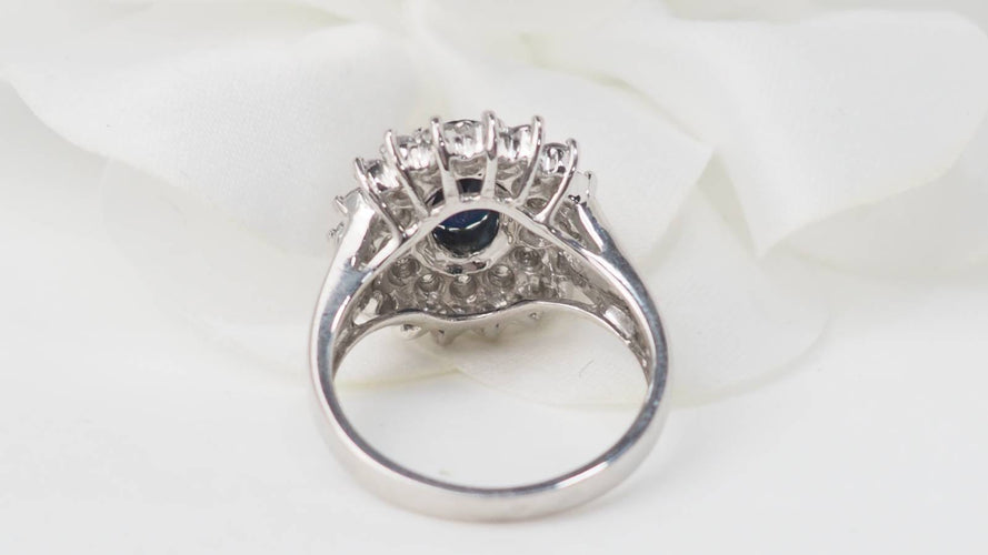 Bague 54 Bague entourage en or blanc 18 ct, saphir ovale et diamants 58 Facettes 32968