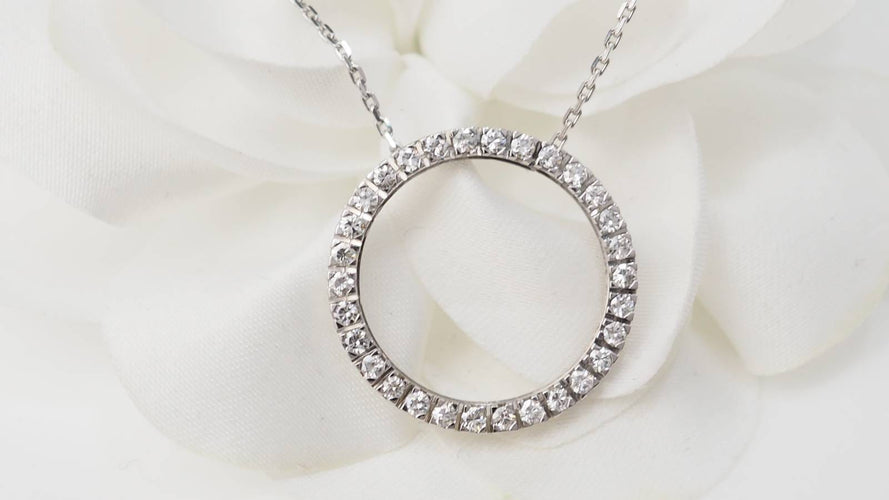 Collier Collier pendentif cercle en or blanc 18 ct et diamants 58 Facettes 32920