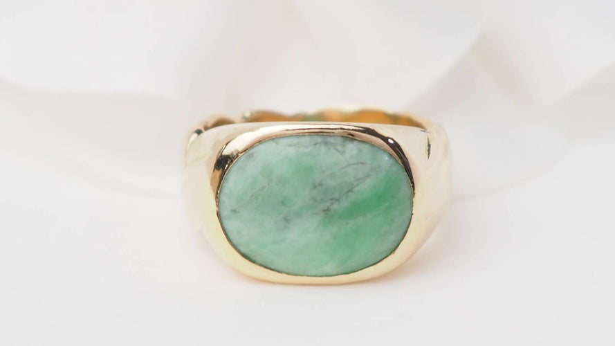 Bague 50 Bague chevalière en or jaune 18 kt avec cabochon de jade 58 Facettes 31221