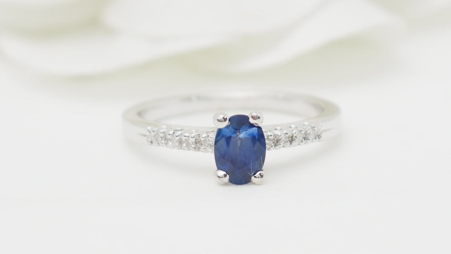 Bague 53.5 Bague solitaire en or jaune 18 ct avec saphir et diamants 58 Facettes 31391