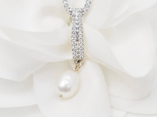 Boucles d'oreilles Boucles d’oreilles pendantes en or blanc 18 ct, diamants et perles de culture 58 Facettes 33102