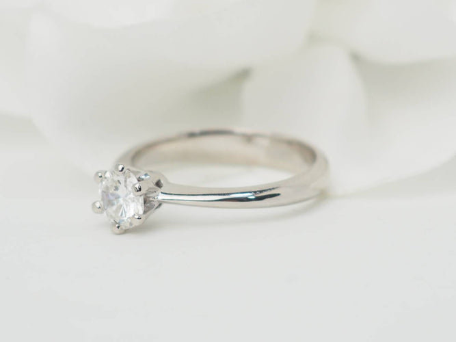 Bague 52 Bague solitaire en or blanc 18 kt et diamant 0,53 ct 58 Facettes 31903/31120