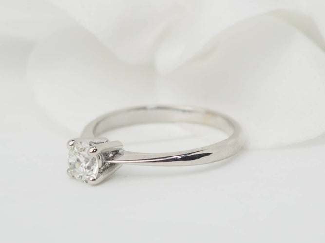 Bague 53 Bague solitaire en or blanc 18 kt avec diamant taille brillant 0,51 ct 58 Facettes 31198