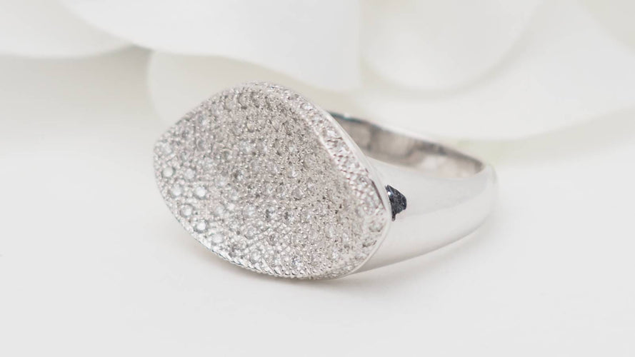 Bague 52.5 Bague pavée en or blanc 18 kt et diamants 58 Facettes 18487