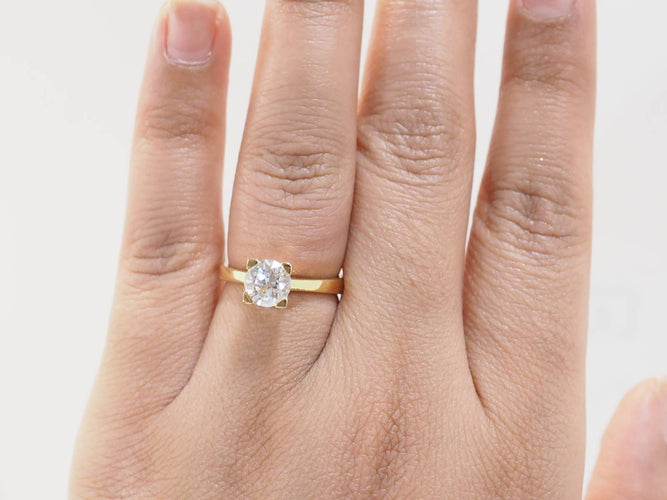 Bague 55 Bague solitaire en or jaune 18 kt et diamant taille ancienne 1,40 ct 58 Facettes 31380/31535