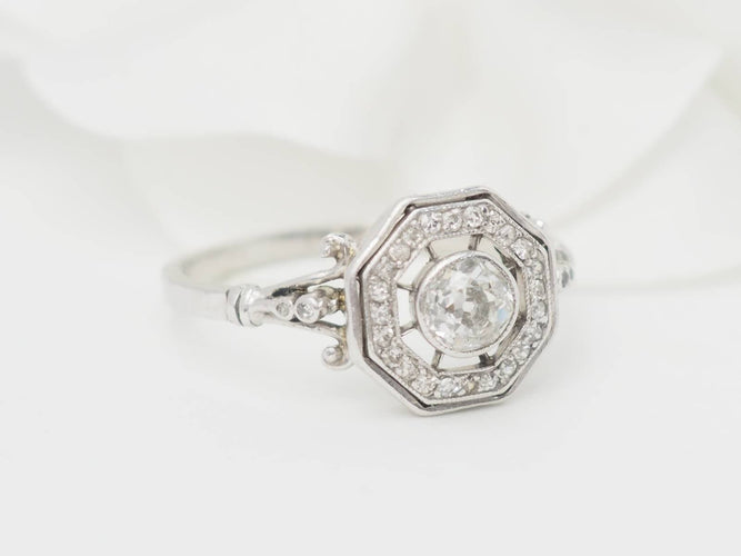 Bague 65 Bague hexagonale en or blanc 18 ct et diamants 58 Facettes 33122