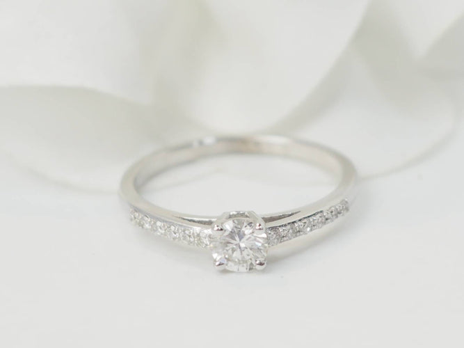 Bague 53 Bague solitaire en or blanc 18 kt et diamants 0,30 ct 58 Facettes 32448/31791