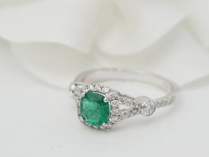 Bague 53 Bague entourage en or blanc 18 kt, émeraude 0,61 ct et diamants 58 Facettes 33176