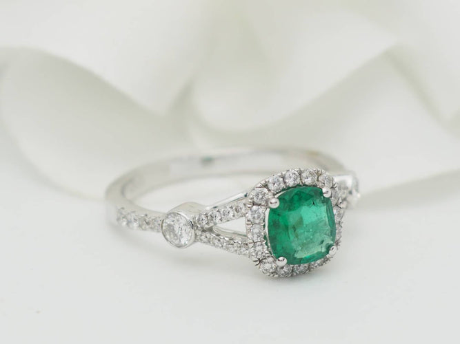 Bague 53 Bague entourage en or blanc 18 kt, émeraude 0,61 ct et diamants 58 Facettes 33176