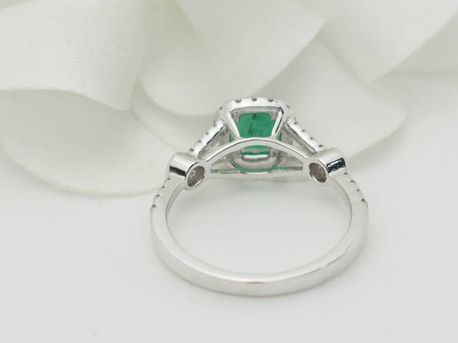 Bague 53 Bague entourage en or blanc 18 kt, émeraude 0,61 ct et diamants 58 Facettes 33176