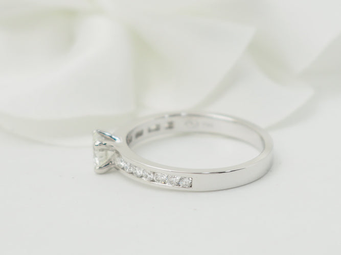 Bague 52 Bague solitaire en or blanc 18 kt et diamants 0,37 ct 58 Facettes 29910
