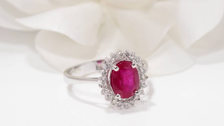 Bague 59.5 Bague marguerite en or blanc 18 ct avec rubis et diamants 58 Facettes 4833