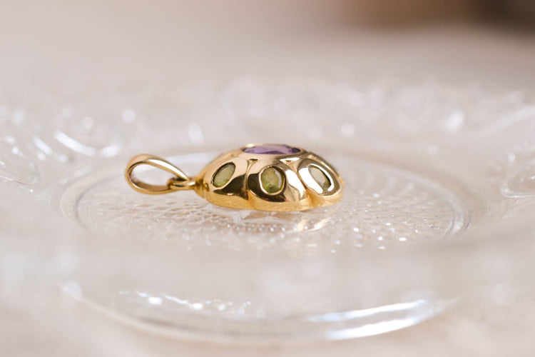 https://www.noircarat.fr/wp-content/uploads/2024/05/Pendentif-oval-Amethyste-et-Peridots-pendentif-Vintage.jpg