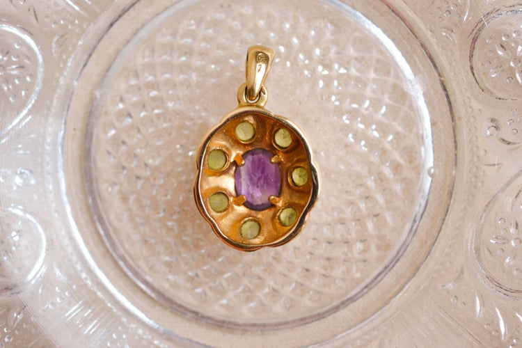 https://www.noircarat.fr/wp-content/uploads/2024/05/Pendentif-oval-Amethyste-et-Peridots-pendentif-de-seconde-main.jpg