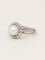 Bague 50 Bague marguerite vintage en or blanc 18 carats avec perle et diamants 58 Facettes 1186.3