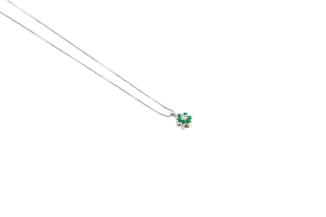 Witgouden collier met smaragd en diamanten hanger