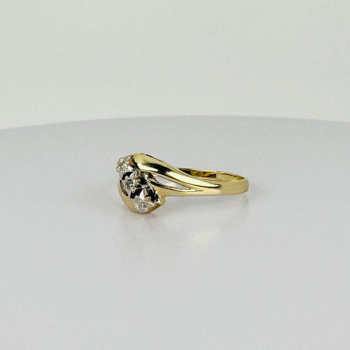 https://cdn.shopify.com/s/files/1/0829/5212/6812/files/Ringgoudmet3diamanten.jpg?v=1770757746