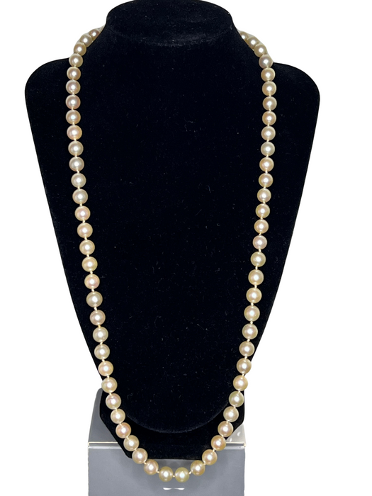 Magnífico collar de perlas cultivadas de Akoya blancas