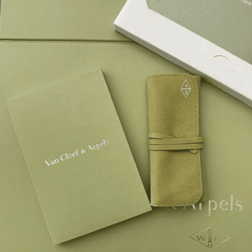 Collier VAN CLEEF & ARPELS - ALHAMBRA - Rare Sautoir en or jaune et cristal de roche. 58 Facettes