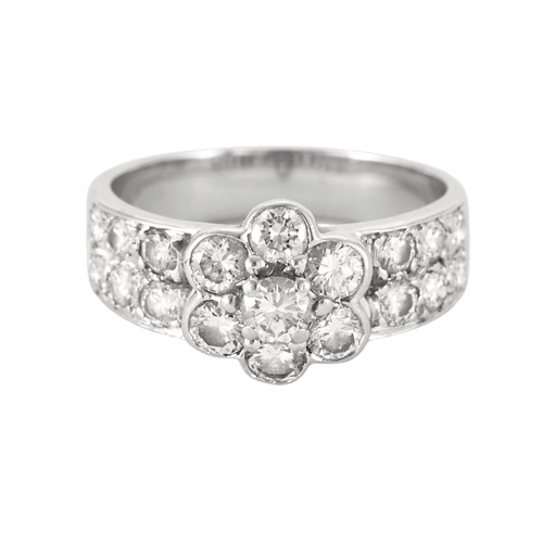 Bague 47 Van CLEEF & ARPELS - Bague "Petite Fleur", or blanc et diamants 58 Facettes DV0827-3-47-2