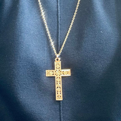 Privesak Privesak krst u reljefu od žutog zlata 750 58 Facettes Z1351718