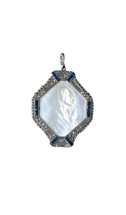 Medaille Art Deco Maagd Maria Parelmoer, saffieren, diamanten en parels